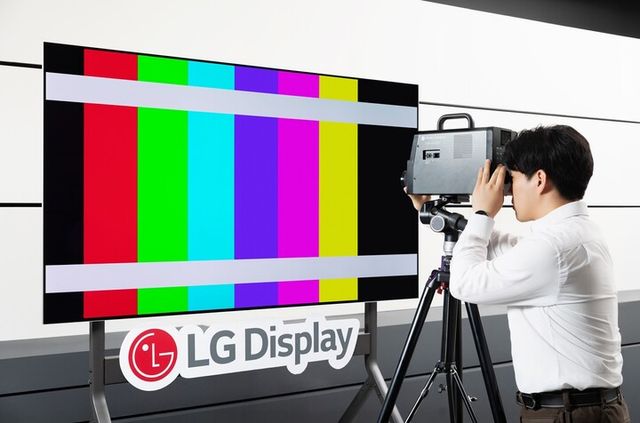 LG디스플레이가 모니터와 TV 등 대형 OLED 전 제품이 글로벌 인증업체 인터텍으로부터 ‘색·밝기 정확도’ 인증을 획득했다. [사진=LG디스플레이]
