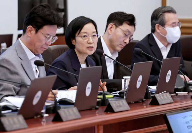 한성숙 중기부 장관이 23일 청와대에서 열린 국무회의 겸 비상경제점검회의에서 이재명 대통령 질문에 답하고 있다. [사진=연합뉴스]