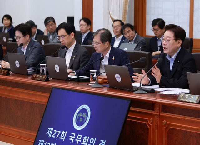 이재명 대통령이 23일 청와대에서 국무회의 겸 비상경제점검회의를 주재하고 있다. [사진=연합뉴스]