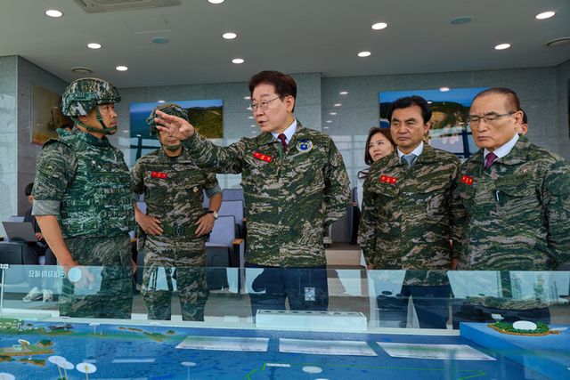 이재명&nbsp;대통령이 24일 인천시 옹진군 대연평도 평화전망대에서 부대 현황 등을 보고 받은 후 질문하고 있다. [사진=청와대]