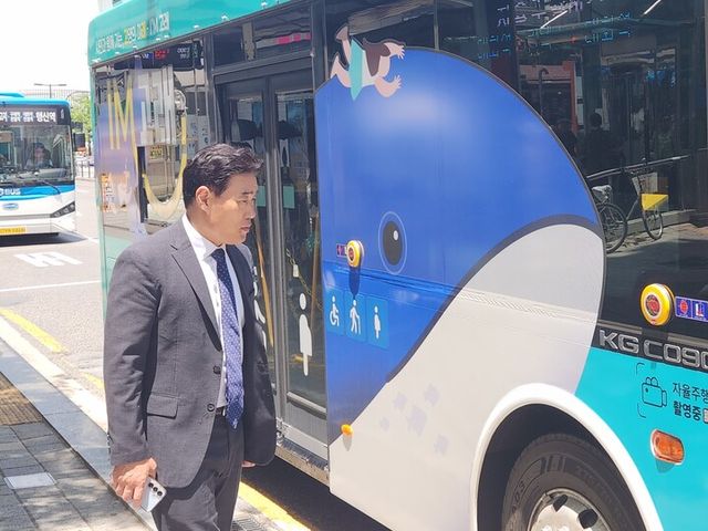 김운남 의장, 자율주행버스 I’M고래 현장 점검. [사진=고양특례시의회]