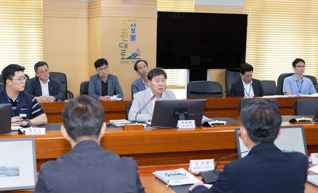 한국서부발전은 23일 충남 태안 본사에서 ‘정의로운 에너지 전환지원 전담조직(TF)’ 정기회의를 열고 주요 과제와 운영 방향을 논의했다고 24일 밝혔다. 사진은 박득원 서부발전 미래사업부사장(둘째 줄 왼쪽 두 번째)이 발언하는 모습. [사진=한국서부발전]
