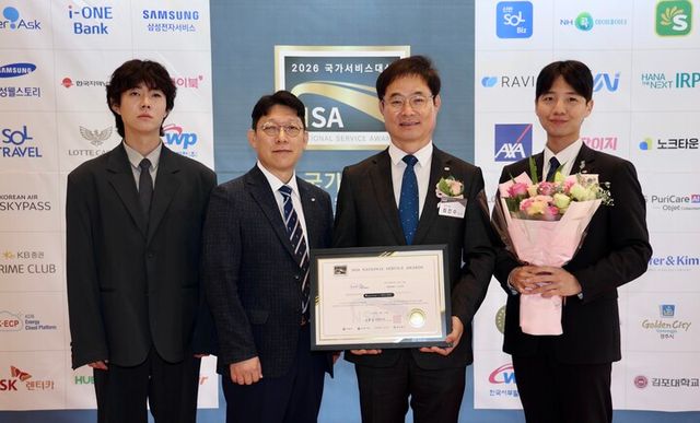 한전KDN ‘국가서비스대상’ 4년 연속 수상 관계자들. [사진=한전KDN]