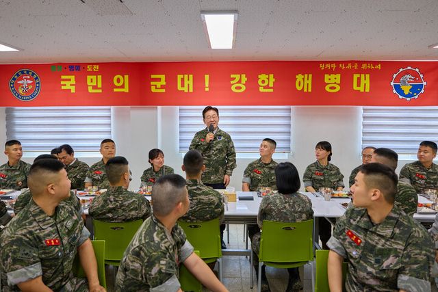 이재명&nbsp;대통령이 24일 인천시 옹진군 대연평도 해병대 연평부대에서 열린 장병들과의 오찬에서 격려사를 하고 있다. [사진=청와대]