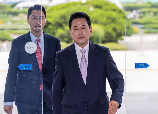 건강 악화로 입원했다 24일 오전 엿새 만에 퇴원한 국민의힘 장동혁 대표가 이날 오후 당무에 복귀하기 위해 국회 본청에 들어서고 있다.[사진=연합뉴스]