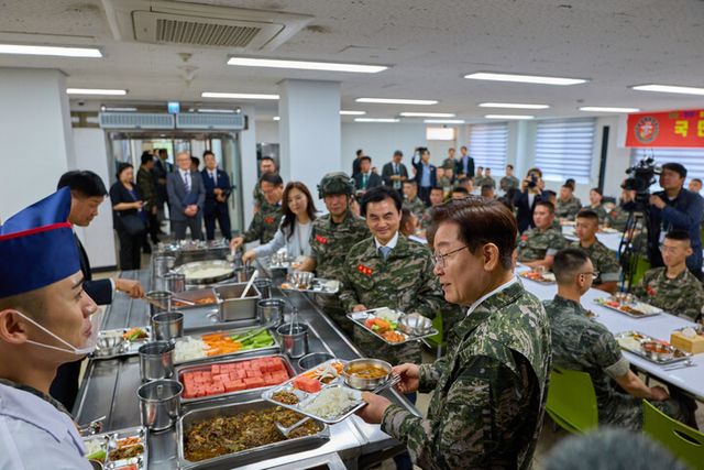 이재명&nbsp;대통령이 24일 인천시 옹진군&nbsp;대연평도 해병대 연평부대에서 열린 장병들과의 오찬에서 직접 식판을 들고 음식을 담으며 장병과 대화하고 있다. [사진=청와대]