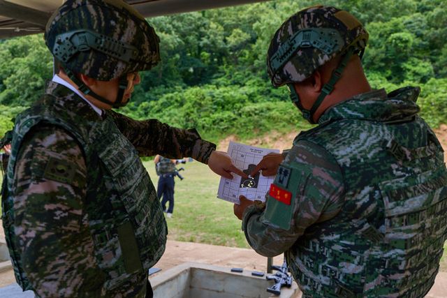 이재명&nbsp;대통령이 24일 인천시 옹진군&nbsp;대연평도 해병대 연평부대에서 K2C1 소총 사격 후 표적지를 확인하고 있다. [사진=청와대]