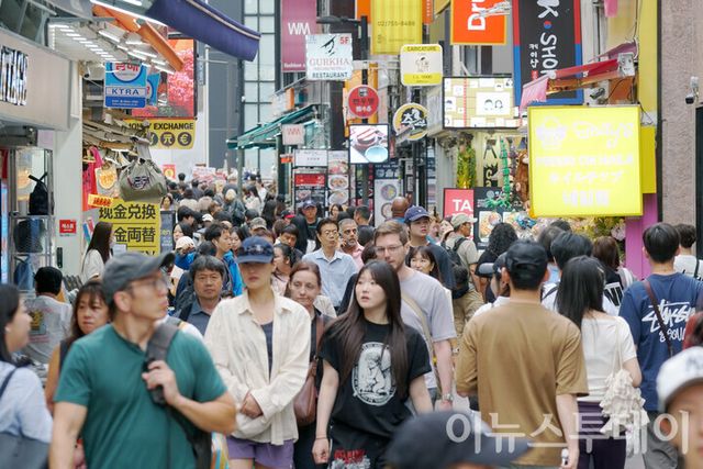 25일 오후 서울 중구 명동거리를 찾은 외국인 방문객들이 길을 걷고 있다. [사진=안경선 기자]