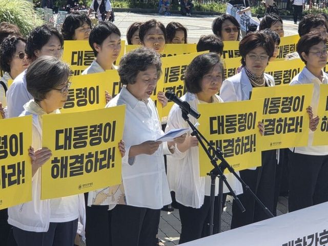 신경림 대한간호협회 회장이 지난 23일 서울 종로구 청와대 분수대 앞에서 열린 ‘현장 무시, 약속 파기, 교육 이원화 정책 즉각 철회’ 대한간호협회 긴급 기자회견에서 발언하고 있다. [사진=대한간호협회]