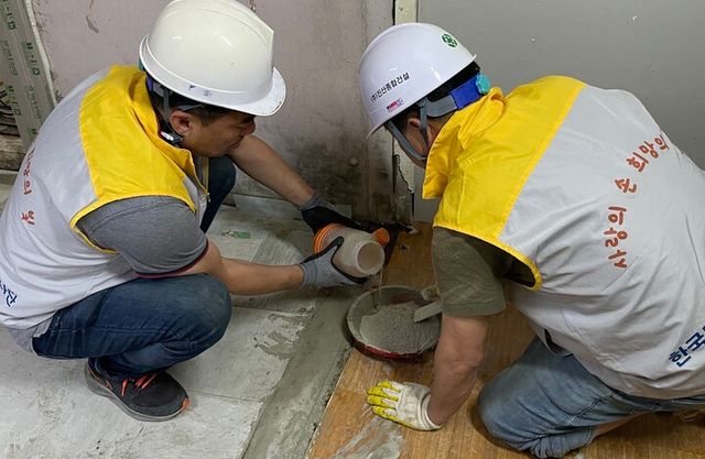 저소득 조손가구 대상 에너지효율화 공사를&nbsp;진행하고 있다. [사진=한국동서발전]