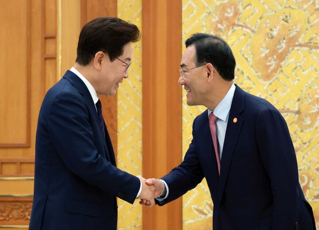 이재명 대통령이 26일 청와대에서 다케다 료타 일한의원연맹 회장 접견에 배석한 주호영 한일의원연맹 회장과 인사하고 있다. [사진=연합뉴스]