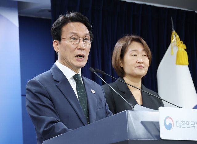 김민석 국무총리가 25일 서울 종로구 정부서울청사에서 열린 검찰개혁 관련 현안 브리핑을 마친 뒤 이동하고 있다. 김 총리는 "검찰 보완수사권 폐지를 정부의 기본 입장으로 최종 정리했다"고 밝혔다.[사진=연합뉴스]
