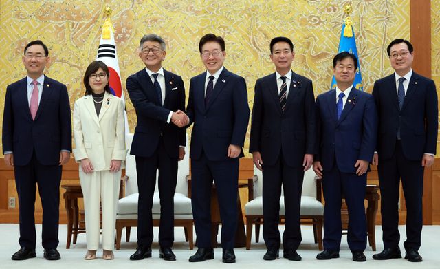 이재명 대통령이 26일 청와대에서 다케다 료타 일한의원연맹 회장과 접견에 앞서 기념촬영을 하고 있다. (왼쪽부터) 주호영 한일의원연맹 회장, 이나다 도모미 상임간사, 다케다 회장, 이 대통령, 마에하라 세이지 부회장, 다케즈메 히토시 의원, 민홍철 간사장. [사진=연합뉴스]