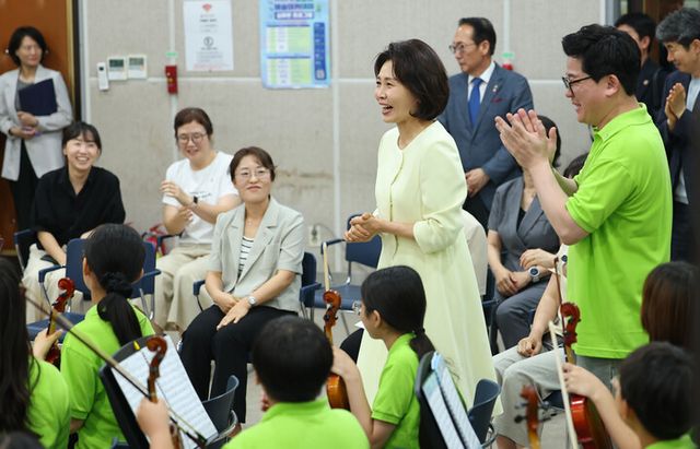 김혜경&nbsp;여사가 29일 서울 구로아트밸리를 찾아 '꿈의 오케스트라' 단원들을 격려하고 있다.&nbsp;[사진=연합뉴스]