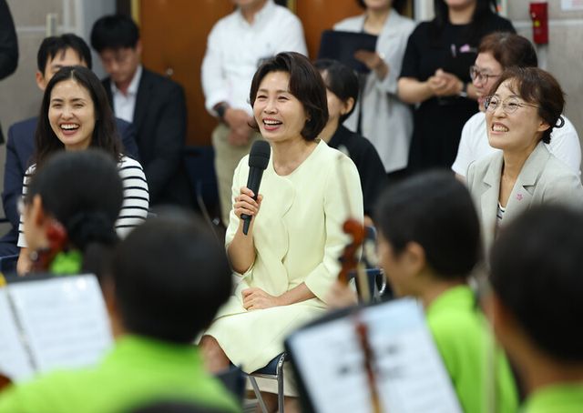김혜경 여사가 29일 서울 구로아트밸리를 찾아 꿈의 오케스트라 단원의 합주 감상 후 격려사를 하고 있다.&nbsp;[사진=연합뉴스]