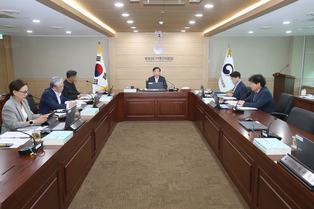 김종철 방송미디어통신위원장(가운데)이 29일 오후 정부과천청사에서 2026년 제20차 전체회의를 진행하고 있다. [사진=방미통위]&nbsp;