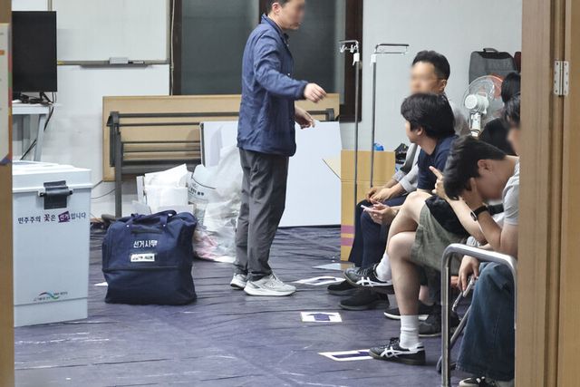 6·3 지방선거 본투표일인 3일 투표용지 부족으로 투표시간이 오후 10시까지 연장된 서울 송파구 잠실7동 제2투표소에서 투표 종료 후 투표함 이송이 지연되고 있다. [사진=연합뉴스]