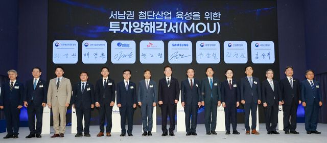 이재명 대통령이 30일 광주 김대중컨벤션센터에서 열린 서남권 첨단산업 발전비전 국민보고회에서 정부와 기업의 MOU체결식이 끝난 뒤 참석자들과 기념촬영을 하고 있다.왼쪽부터 민형배 전남광주통합특별시장 당선인, 김영록 전남지사, 강훈식 비서실장, 김성환 기후에너지환경부 장관, 배경훈 부총리 겸 과기정통부 장관, 이진안 앰코테크놀로지코리아 대표, 곽노정 SK하이닉스 대표, 이재명 대통령, 전영현 삼성전자 부회장, 구윤철 부총리 겸 재정경제부 장관, 김정관 산업부 장관, 김윤덕 국토부 장관, 김용범 정책실장, 하준경 경제성장수석, 강기정 광주시장