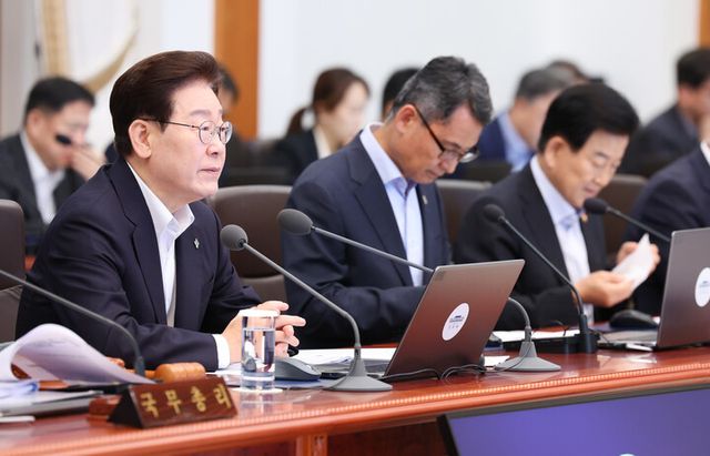 이재명 대통령이 30일 청와대에서 국무회의 겸 비상경제점검회의를 주재하고 있다. [사진=연합뉴스]