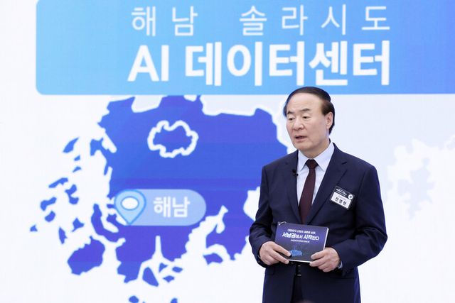 전영현 삼성전자 부회장이 30일 이재명 대통령 주재로 광주 김대중컨벤션센터에서 열린 서남권 첨단산업 발전비전 국민보고회에서 투자계획을 발표하고 있다. [사진=연합뉴스]