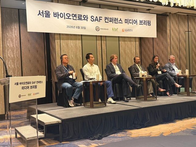 30일 서울 포시즌스에서 열린 '서울 바이오연료와 SAF 컨퍼런스 미디어 브리핑'에서 발표자들이 취재진 문의에 답변 중이다. [사진=노태하 기자]