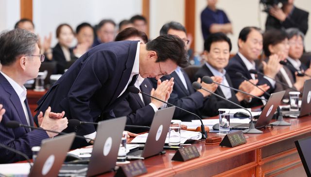 김민석 국무총리가 30일 청와대에서 열린&nbsp;이재명&nbsp;대통령 주재 국무회의 겸 비상경제점검회의에서 인사말을 마친 뒤 고개 숙여 인사하고 있다. [사진=연합뉴스]
