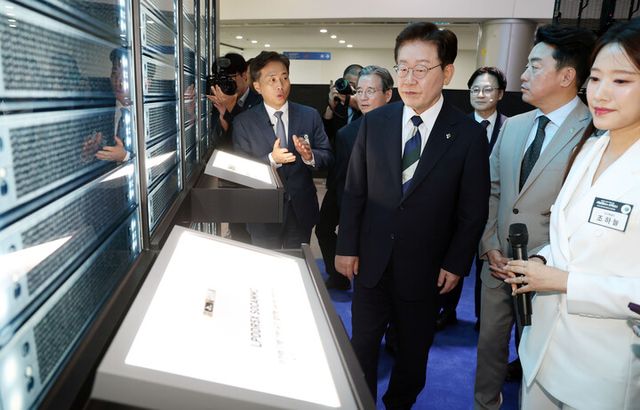 이재명 대통령이 30일 광주 김대중컨벤션센터에서 곽노정 SK하이닉스 대표이사의 설명을 들으며 AI반도체 관련 전시물을 보고 있다. [사진=연합뉴스]