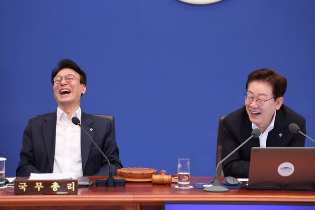 이재명 대통령과 김민석 국무총리가 30일 청와대에서 열린 국무회의 겸 비상경제점검회의에서 참석자 발언에 웃고 있다. [사진=연합뉴스]