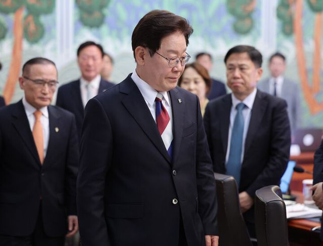 이재명 대통령이 4일 청와대에서 열린 수석보좌관회의에 입장하고 있다. [사진=연합뉴스]