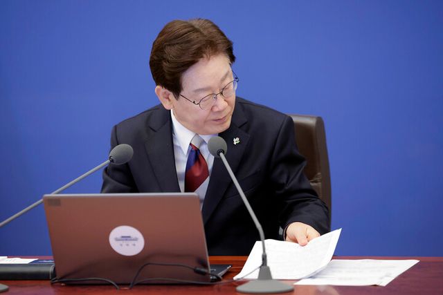 이재명 대통령이 4일 청와대에서 열린 수석보좌관회의에서 자료를 살펴보고 있다. [사진=연합뉴스]