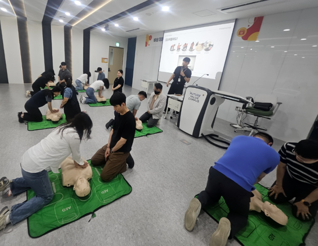한국표준협회 퓨처밸류캠퍼스 강남에서 임직원이 전문 강사와 함께 심폐소생술(CPR) 실습을 진행하고 있다. [사진=한국표준협회]