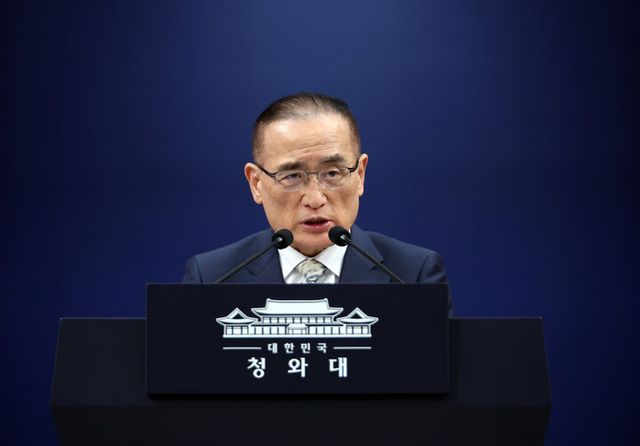 위성락 국가안보실장이 5일 청와대 기자회견장에서 이재명 대통령의 G7 정상회의 참석 등 유럽 순방 일정을 설명하고 있다. [사진=연합뉴스]