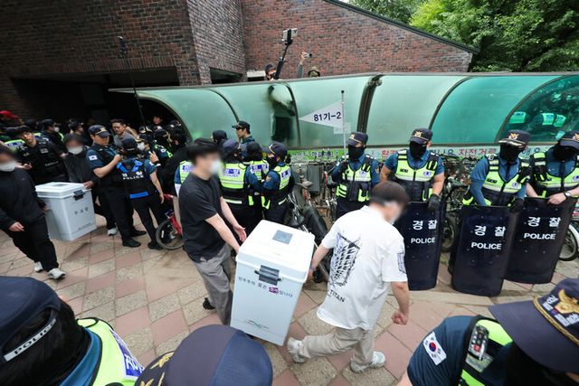 5일 서울 송파구 잠실7동 2투표소에서 경찰이 시위대를 해산 조치한 뒤 투표함이 개표소로 이송되고 있다. [사진=연합뉴스]
