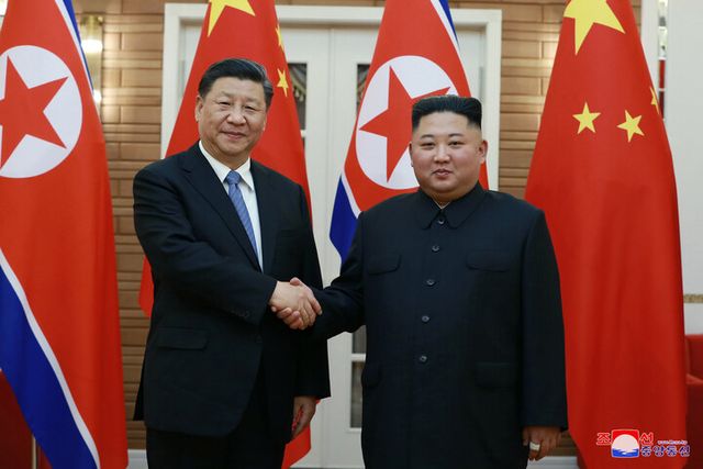 지난 2019년 6월 20일 평양을 방문한 시진핑 중국 국가주석이 북중정상회담에 앞서 김정은 북한 국무위원장과 악수하고 있다. 시 주석의 북한 방문은 2019년 이후 약 7년 만으로 김정은 집권 이후 두 번째다. [사진=조선중앙통신/연합뉴스]