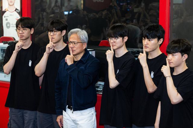엔비디아 CEO 젠슨 황(왼쪽에서 3번째)이 페이커(왼쪽에서 4번째)를 비롯한 T1 프로게임단 선수와 만난 모습. [사진=연합뉴스]