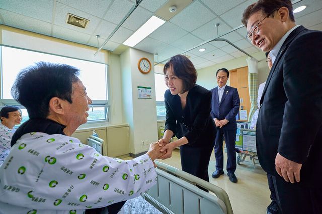 이재명 대통령과 김혜경 여사가 현충일인 6일 서울 강동구 중앙보훈병원에서 입원 치료 중인 국가유공자들을 위문하고 있다. [사진=청와대]