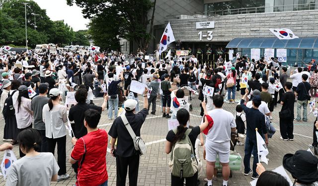 7일 서울 송파구 올림픽공원 핸드볼경기장 앞에서&nbsp;6·3 지방선거 투표용지 부족 사태를 규탄하며 부정선거 의혹을주장하는 시민들이 구호를 외치고 있다.&nbsp; [사진=연합뉴스]