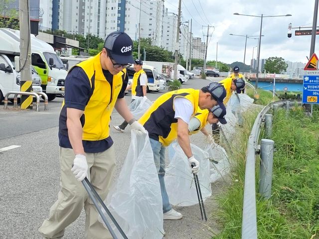 지난 4일 오비맥주 광주공장 직원들이 영산강 일대에서 하천 정화 활동을 하고 있다. [사진=오비맥주]