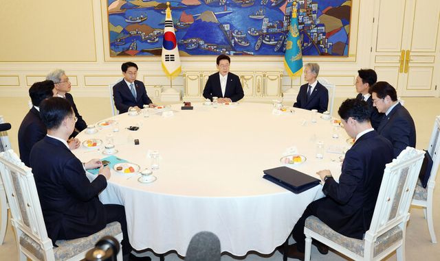 이재명 대통령이 8일 청와대에서 열린 4부 요인 회동에서 발언하고 있다. (가운데 이 대통령을 중심으로 시계방향) 조희대 대법원장, 김민석 국무총리, 홍익표 정무수석, 이규연 홍보소통수석, 봉욱 민정수석, 강훈식 비서실장, 김상환 헌법재판소장, 조정식 국회의장. [사진=연합뉴스]