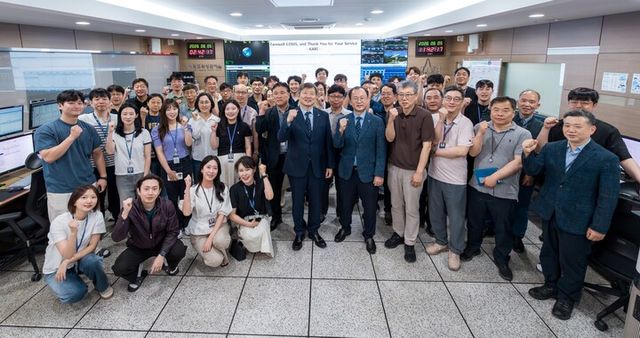 8일 한국항공우주연구원 정지궤도위성관제실에서 이상철 항우연 원장과 천리안위성 1호 개발 및 운영에 참여한 관계자들이 기념 사진을 촬영하고 있다.