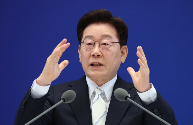 이재명 대통령이 8일 청와대 영빈관에서 열린 취임 1주년 기자회견에서 발언하고 있다. [사진=연합뉴스]