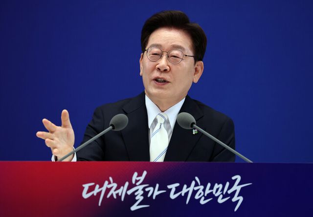 이재명 대통령이 8일 청와대 영빈관에서 열린 취임 1주년 기자회견에서 발언하고 있다. [사진=연합뉴스]