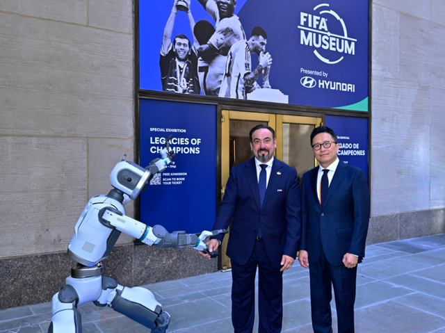 FIFA 뮤지엄 개관식이 열린 야외 광장에서 아틀라스와 기념 사진을 촬영하는 마르코 파초네(Marco Fazzone) FIFA 뮤지엄 관장(왼쪽)과 지성원 현대자동차 브랜드마케팅본부장. [사진=현대자동차]