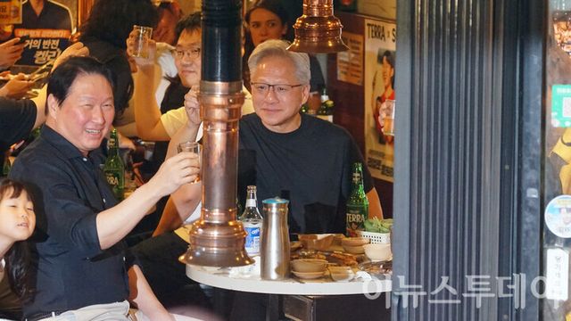 5일 오후 서울 마포구의 한 삼겹살집에서 진행된 재계 총수와의 회동에서 젠슨 황 엔비디아 최고경영자 (CEO)가 건배제의를 하고 있다. [사진=안경선 기자]
