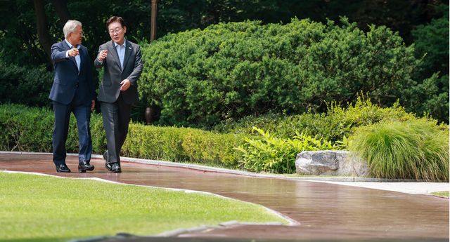 이재명 대통령과 문재인 전 대통령이 1일 청와대에서 대화하며 오찬장인 상춘재로 이동하고 있다. [사진=연합뉴스]