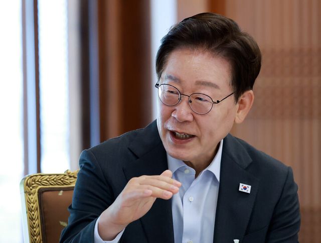 이재명 대통령이 1일 청와대 상춘재에서 문재인 전 대통령과 오찬에 앞서 인사말을 하고 있다. [사진=연합뉴스]