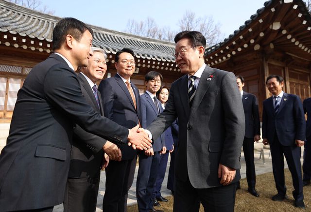 이재명 대통령이 지난 1월 16일 청와대 상춘재에서 열린 정당 지도부 초청 오찬에서한병도 더불어민주당 원내대표를 비롯한 참석자들과 인사하고 있다. [사진=연합뉴스]