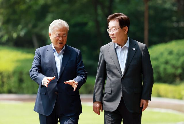 이재명 대통령과 문재인 전 대통령이 1일 청와대에서 대화하며 오찬장인 상춘재로 이동하고 있다. [사진=연합뉴스]