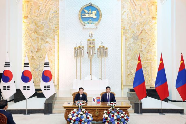 이재명 대통령이 9일(현지 시각) 울란바타르 정부청사에서 오흐나 후렐수흐 대통령과 공동언론 발표를 하고 있다. [사진=연합뉴스]