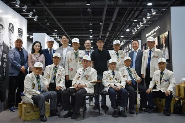 6·25참전유공자회&nbsp;서울시지부&nbsp;참전용사 9명이&nbsp;9일 서울 전쟁기념관에서 열린 LIG D&A 50주년 기념 한국전 참전용사 헌정 사진전을&nbsp;관람했다. [사진=LIG D&A]